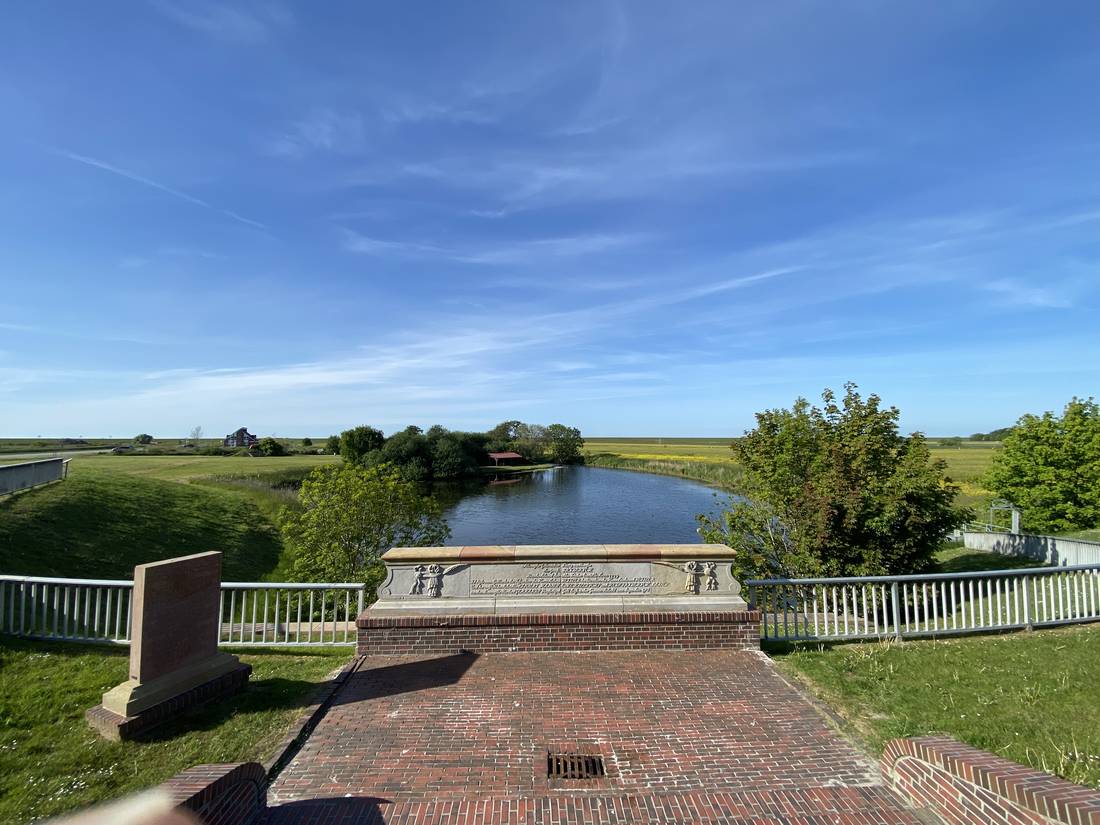 Landschaft mit Deich und Wasser