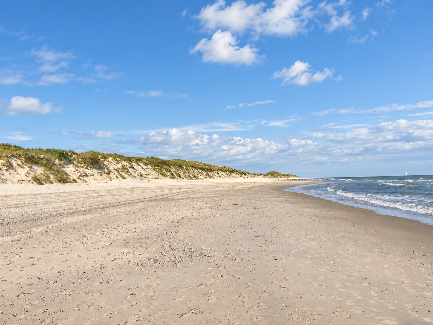 Sandstrand mit Dünen und Blick auf die Nordsee